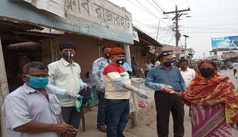 রাজারহাট প্রেসক্লাবের উদ্যোগে মাস্ক ও সাবান বিতরণ