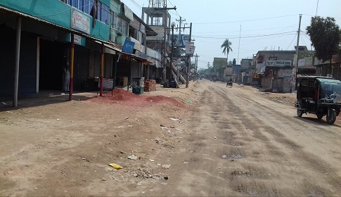 রাণীশংকৈল পৌরশহরের সব দোকান বন্ধ রেখেছে ব্যবসায়ীরা