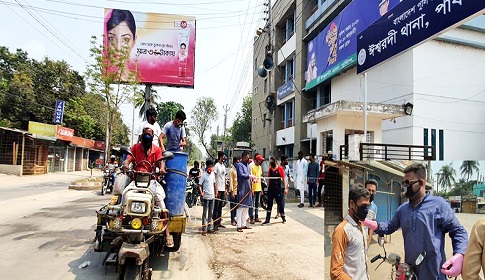 ঈশ্বরদীতে মাস্ক বিতরণ ও জীবানুনাশক স্প্রে ছিটাচ্ছে যুবলীগ-ছাত্রলীগ