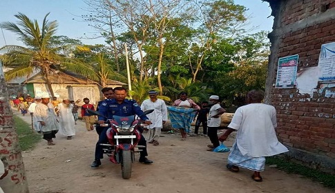 এক-ই চায়ের কাপে একাধিক ব্যক্তি চা খাচ্ছে, মাস্কবিহিন অবাদে রাস্তায় ঘুরছে মানুষ