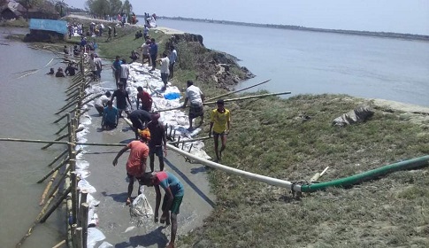 আশাশুনিতে খোলপেটুয়ার বেড়িবাঁধ ভেঙে নদীগর্ভে বিলীন