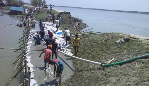 আশাশুনিতে খোলপেটুয়ার বেড়িবাঁধ ভেঙে নদীগর্ভে বিলীন