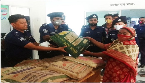 লোহাগড়ায় পুলিশের বেতনের টাকায় দরিদ্রদের মধ্যে চাল বিতরণ