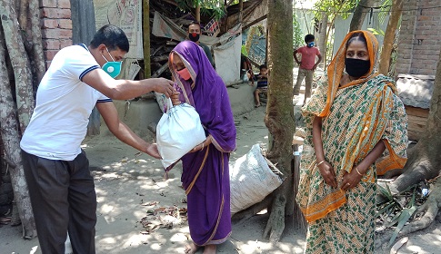 মাগুরায় নিজেদের উদ্যোগে গ্রামে গ্রামে খাদ্য পৌঁছে দিচ্ছে এলাকাবাসী