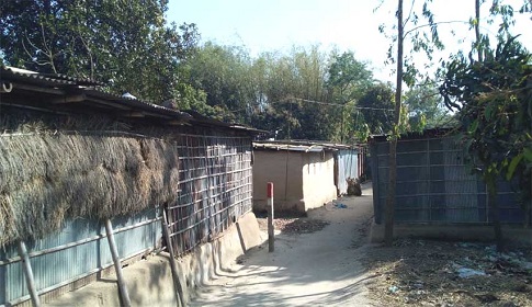 পুলিশি আতঙ্কে সরকার ঘোষিত বাড়িতে থাকার ঘোষণা উপেক্ষিত