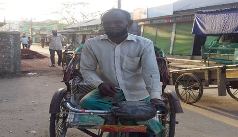 দুঃখে কষ্টে চলছে রিকসা চালক সাবুলের সংসার