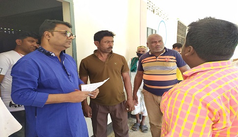 রাণীশংকৈল পৌর মেয়রের ত্রাণ বিতরণ অব্যাহত