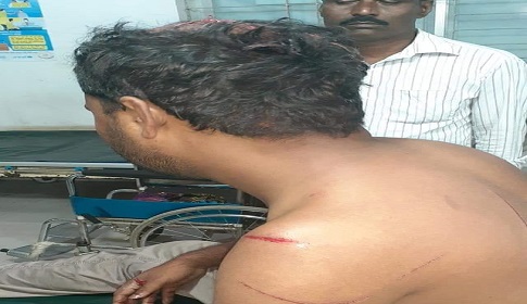 বয়স্ক ভাতার কার্ড চাওয়ায় বৃদ্ধকে পেটালেন ইউপি সদস্য, প্রতিবাদ করায় যুবলীগ নেতাকে কুপিয়ে আহত