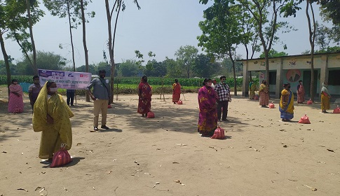 রাণীশংকৈলে ত্রাণ নিয়ে নিভৃত পল্লীতে ইএসডিও’র কর্মীরা