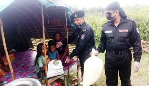 হত দরিদ্রদের মাঝে র্যাবের খাদ্য সামগ্রী বিতরণ