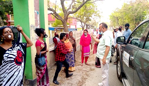 ঈশ্বরদী পৌরসভার উদ্যোগে হিজড়া ও হতদরিদ্রদের মধ্যে খাদ্য সামগ্রী বিতরণ