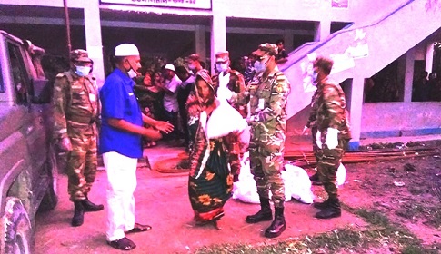 সেনাবাহিনীর নিজস্ব অর্থায়নে দশমিনায় ত্রাণ সহায়তা প্রদান