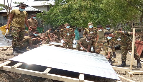 কলাপাড়ায় আম্পানে ক্ষতিগ্রস্থ্যদের পূণর্বাসনে এগিয়ে এসেছে সেনাবাহিনী