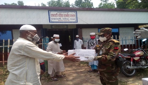 মাগুরায় সেনাবাহিনীর পক্ষ থেকে ক্ষতিগ্রস্থরা পেলেন ঘর, দুঃস্থরা পেলেন ঈদ সামগ্রী