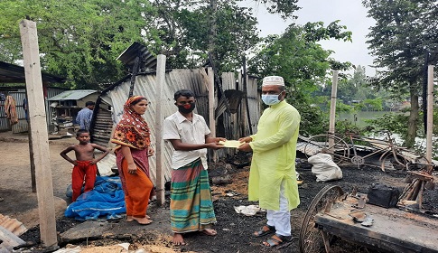রিকশা চালকের বসত বাড়িতে আগুন, ছুটে গেলেন চেয়ারম্যান