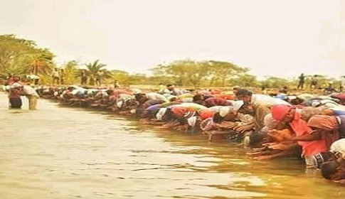 আম্ফান : হাঁটু পানিতে ঈদের নামাজ আদায়
