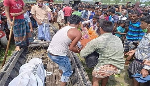 বিয়েবাড়ি থেকে ফেরার পথে নৌকাডুবি : কনের বাবাসহ ৪ জনের মৃত্যু