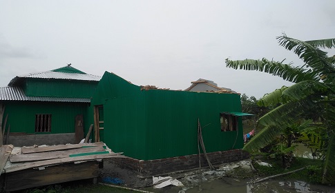 হাতিয়ায় ঝড়ে শতাধিক ঘরবাড়ী বিদ্ধস্ত, বজ্রপাতে আহত ৪