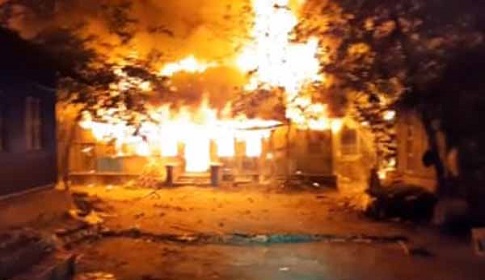 মাদারীপুরে ব্যবসায়ীকে কুপিয়ে হত্যা : ২০টি ঘরে আগুন, পুলিশের ফাঁকা গুলি বর্ষণ