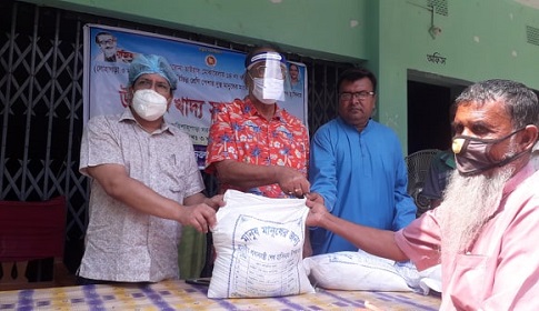 লোগাগড়ায় দুস্থ্যদের মাঝে প্রধানমন্ত্রীর উপহার খাদ্য সামগ্রী বিতরণ