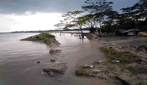 ভাঙা বেড়িবাঁধ দিয়ে দিনে দুইবার ডুবছে বাগেরহাটের তিন শতাধিক পরিবার