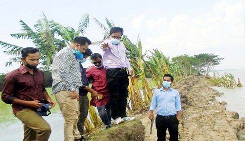 বরিশাল পানি উন্নয়ন বোর্ডরপ্রকৌশলীর ক্ষতিগ্রস্ত বাঁধ পরিদর্শন
