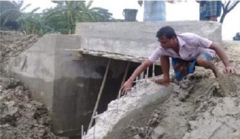 নির্মাণ কাজ শেষ না হতেই কেন্দুয়ায় ধসে পড়ল এলজিইডির ব্রীজ
