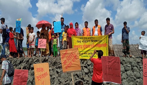 সাতক্ষীরায় আম্পান উপদ্রুত এলাকায় জলবায়ু সুবিচারের দাবিতে তরুণদের ক্লাইমেট স্ট্রাইক