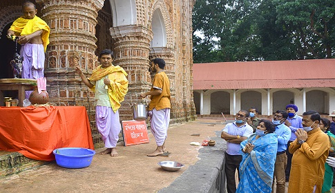 ‘ঈশ্বর আমাদের করোনা প্রাদুর্ভাব থেকে দ্রুত রক্ষা করবেন’