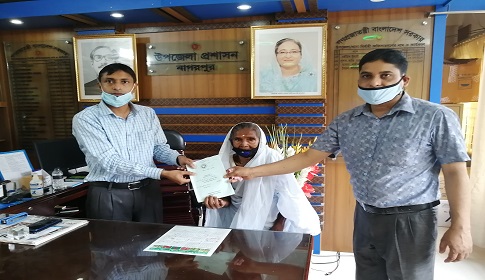 সংবাদ প্রকাশের ২ দিনের মাথায় বয়স্ক ভাতার কার্ড পেলেন নাগরপুরের সেই বৃদ্ধা