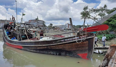 নিষেধাজ্ঞা অমান্য করে ইলিশ শিকার, শরণখোলায় ফিশিং ট্রলার আটক