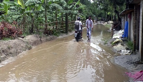 গোবিন্দগঞ্জে সড়কে জলাবদ্ধতা, দূর্ভোগের শিকার ১০ গ্রামের মানুষ