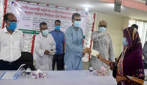মাগুরায় নন এমপিও শিক্ষকদের মধ্যে প্রধানমন্ত্রীর অনুদান বিতরণ