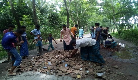 সুবর্ণচরে অবহেলিত ২ কিলোমিটার সড়ক সংস্কার করে দিলো ছাত্রলীগ কর্মিরা