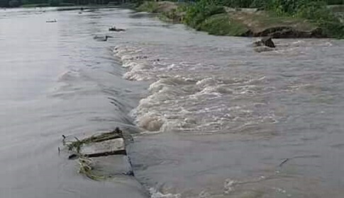 ধলেশ্বরী নদীর ১৩৪ কোটি টাকার বাধ ভেঙ্গে বিস্তীর্ণ এলাকা প্লাবিত