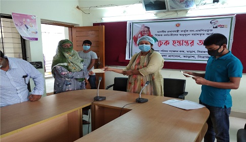 তাড়াশে নন-এমপি ভুক্ত শিক্ষক কর্মচারীদের মাঝে চেক বিতরণ