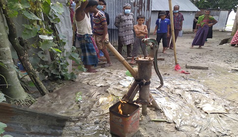মদনে নলকূপ বসাতে গিয়ে গ্যাসের সন্ধান