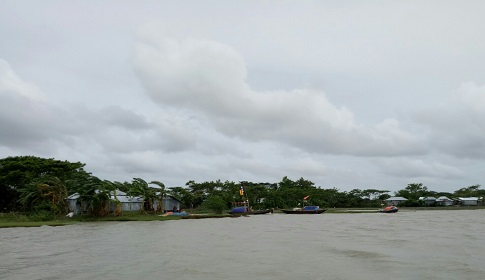 দক্ষিণাঞ্চলে প্রকৃতির সাথে যুদ্ধ করে বেঁচে আছে চর বাংলার মানুষ