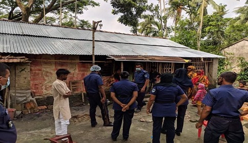 পুলিশের উপস্থিতিতে জামায়াত নেতার নেতৃত্বে সন্ত্রাসী হামলায় ঘরবাড়ি দখল!