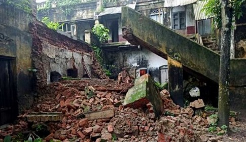 সংস্কারের অভাবে ধ্বসে গেল ঠাকুরগাঁওয়ের হরিপুর জমিদার বাড়ি