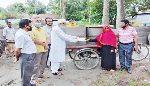 ঈশ্বরগঞ্জে স্যানিটেশন সামগ্রী বিতরণ
