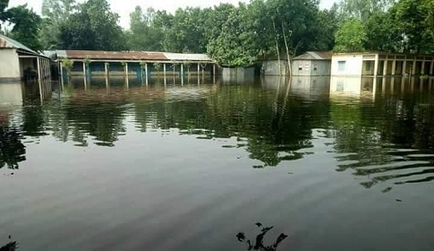 গাইবান্ধায় বন্যা পরিস্থিতির অবনতি, প্রায় দেড় লাখ মানুষ পানিবন্দি