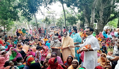 ঈদুল আযহা উপলক্ষ্যে ঈশ্বরদীতে হতদরিদ্রদের মাঝে ঈদবস্ত্র বিতরণ