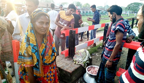 ঈশ্বরদীতে সংগ্রহ করা মাংসের জমজমাট বাজার