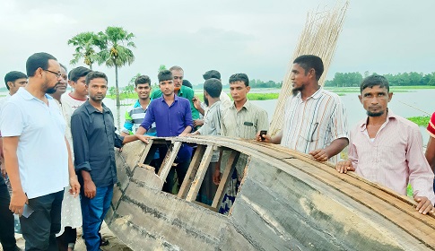 সিংড়ায় বানভাসিদের জন্য উপজেলা চেয়ারম্যানের দেয়া নৌকা ভেঙ্গে দিল দুর্বৃত্তরা