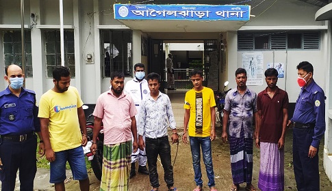 আগৈলঝাড়া জুয়ার আসর থেকে পেশাদার মাদকসেবী ৬ জুয়াড়ি গ্রেফতার
