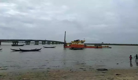 মহেশখালীর 'ঘটিভাঙ্গা খাল’ থেকে বালি উত্তোলন, বিলীন হতে পারে পুরো একটি গ্রাম!