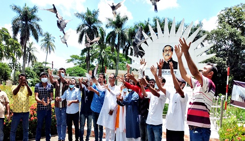 বঙ্গমাতার জন্মবার্ষিকী উপলক্ষ্যে ঈশ্বরদীতে পায়রা অবমুক্তকরণ ও মাস্ক বিতরণ