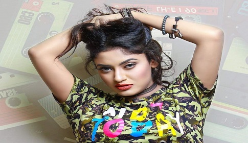 গাড়ির পেছনে রেস দিচ্ছেন মৌ খান