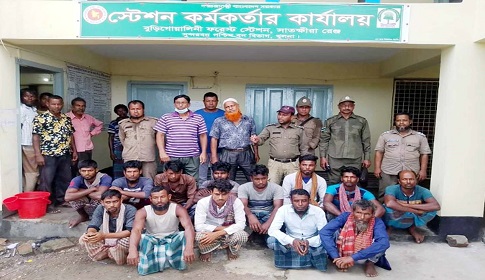 সুন্দরবনের সাতক্ষীরা রেঞ্জে মাছ শিকারের অপরাধে ট্রলার-মাছসহ ১৩ জেলে আটক